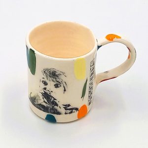 MUG SALE GOSSE double inscription des deux côtés, grimace doigts bouche no