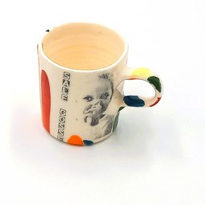 MUG SALE GOSSE , petite anse, DOIGT DANS LE NEZ no 24